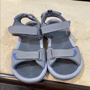 Khombu woman’s Gray sandal with Velcro straps